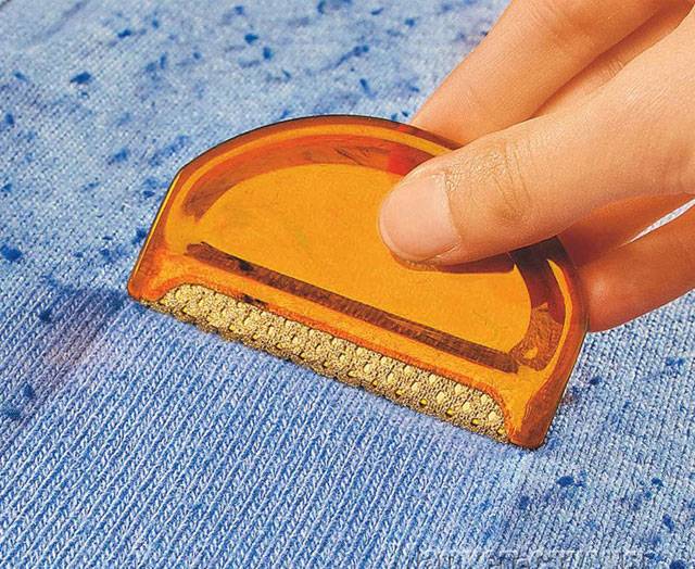 Un outil simple pour enlever le boulochage des vêtements en laine