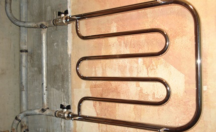 Installation et raccordement d'un sèche-serviettes - analyse de la technologie de travail