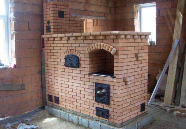 Comment fonctionne le poêle russe: caractéristiques de conception et aperçu des types populaires de poêles russes