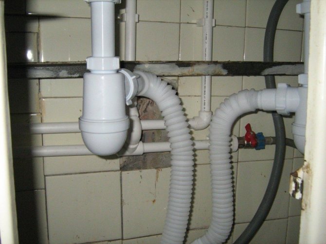 Comment raccorder une toilette à un égout: options et schémas