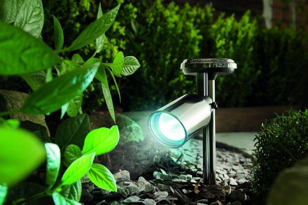 Lanternes à énergie solaire pour une maison de campagne ou un chalet: types de lampes, appareil, nuances de choix