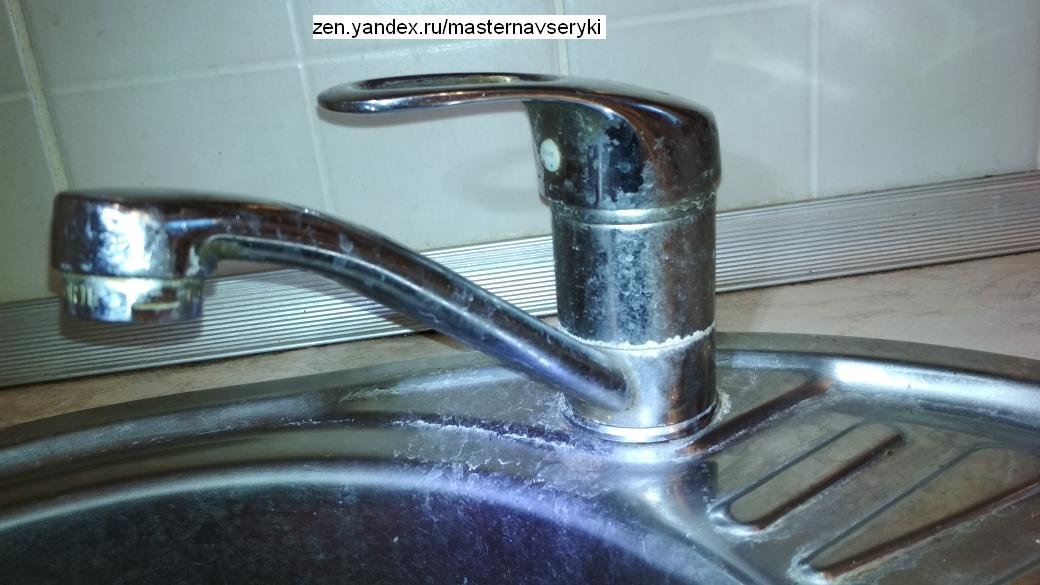 Comment enlever le calcaire d'un robinet : produits d'entretien pour robinet, aérateur dans la salle de bain et dans la cuisine