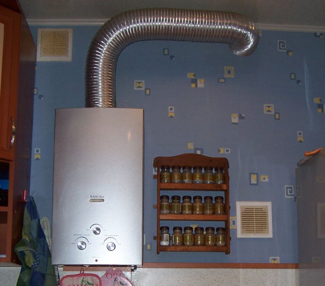 Installer un geyser dans un appartement: projets et exigences de placement