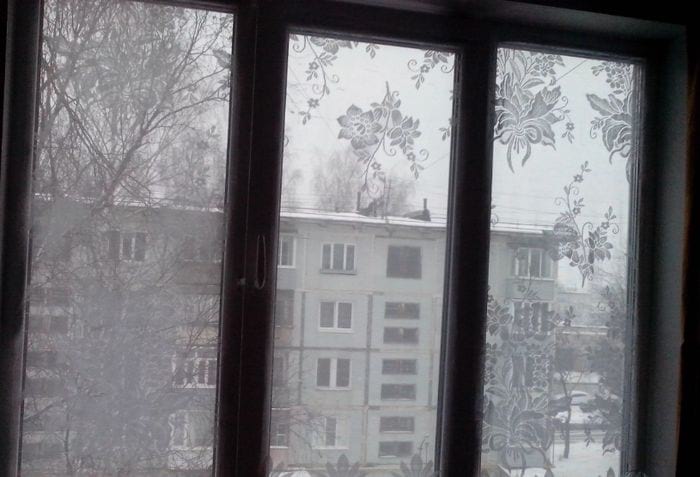 Comment accrocher des fenêtres avec du tulle sans corniches