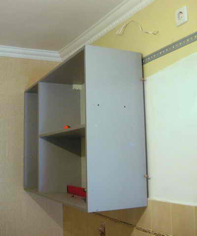 Comment fermer la hotte avec des armoires