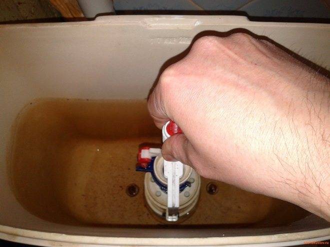 Flotteur de toilette : comment fonctionne la valve, comment la remplacer