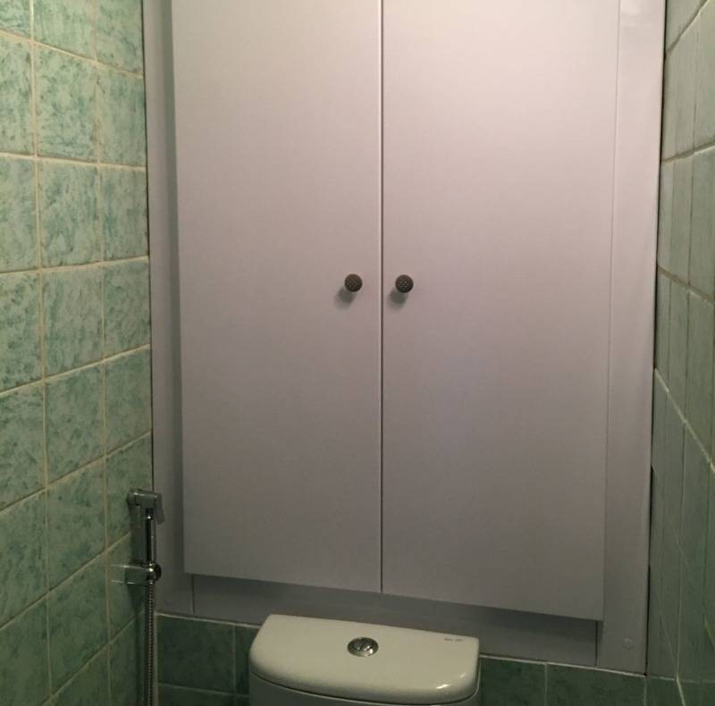 Comment cacher les tuyaux dans la salle de bain: un aperçu des meilleures façons de masquer le pipeline