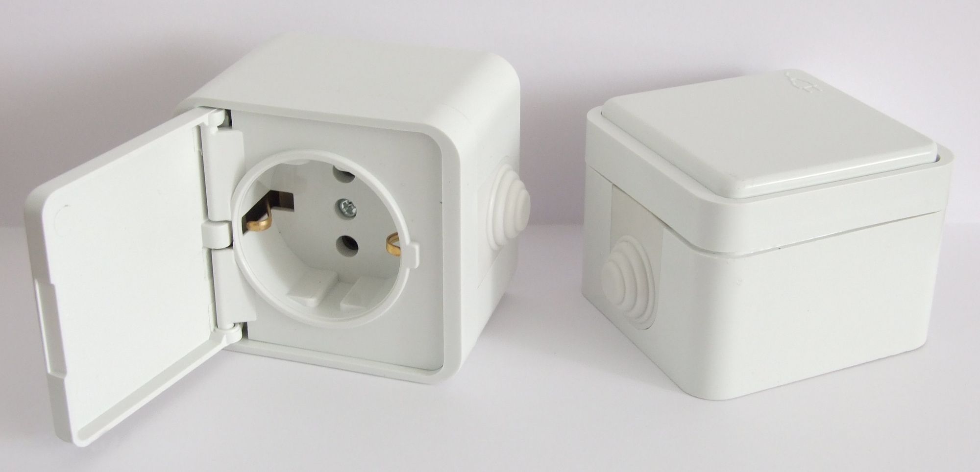 Prise dans la salle de bain. prises étanches avec couvercle. caractéristiques d'installation