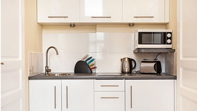 Micro-ondes dans la cuisine - où vous pouvez et où vous ne devez pas installer