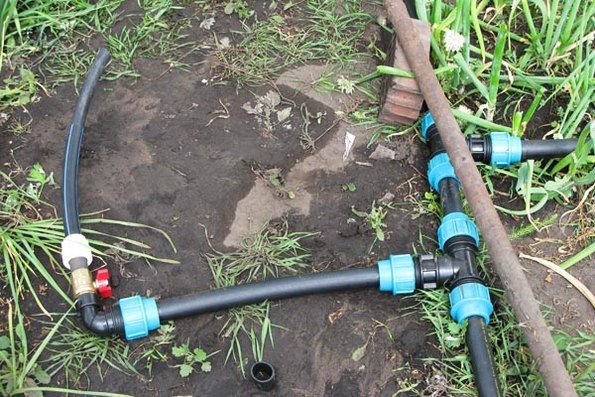 Comment nous avons fait un système d'arrosage automatique dans le pays. avantages et inconvénients de l'irrigation goutte à goutte, photo -
