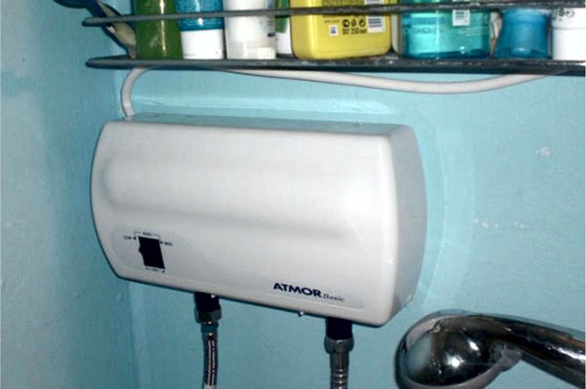 Nous installons un chauffe-eau instantané électrique de nos propres mains