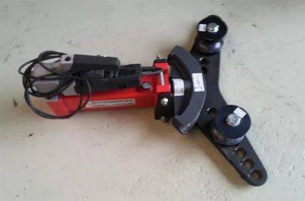 Comment choisir une cintreuse hydraulique: types d'équipements et leurs caractéristiques