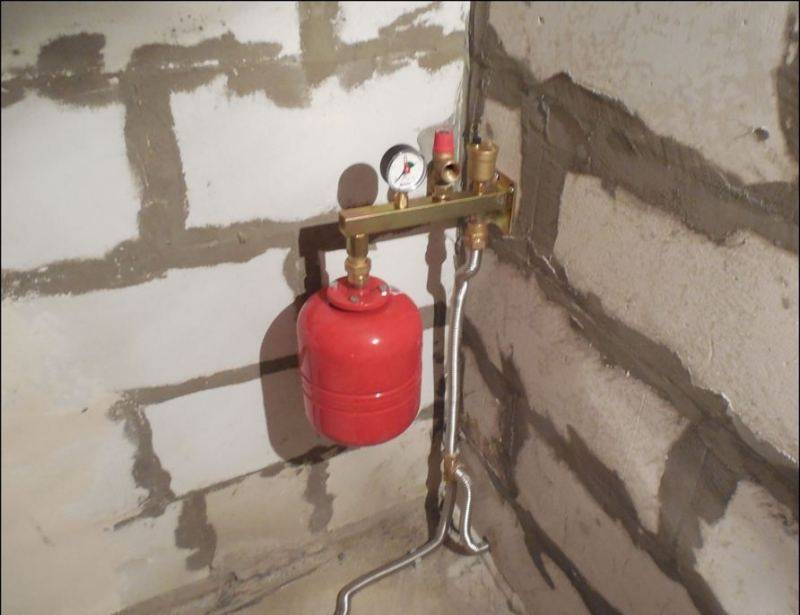 Vase d'expansion pour l'alimentation en eau: dispositif de réservoir hydraulique, installation, calcul