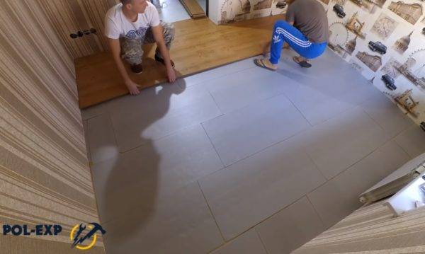 Chauffage au sol sous stratifié sur un sol en béton : nuances de design + notice de pose détaillée