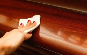 Comment les noix peuvent aider à réparer les rayures sur les meubles