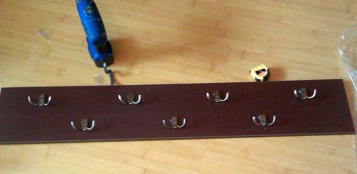 Comment améliorer les cintres dans le placard pour que certaines choses n'en tombent pas