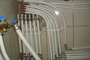 Plomberie dans un appartement - comparaison des circuits en té et collecteur