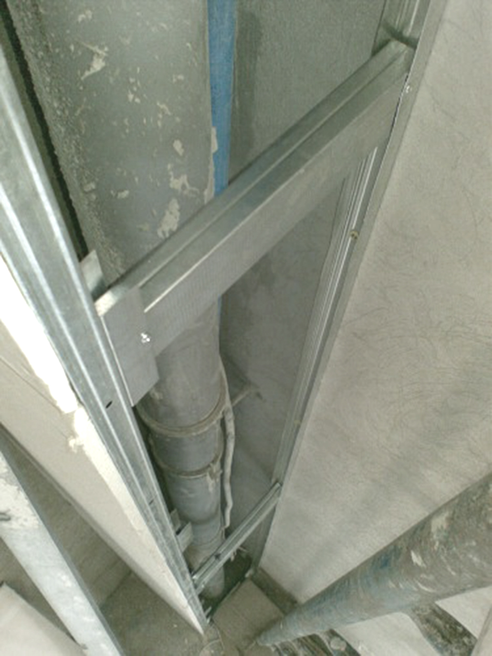 Comment cacher les tuyaux dans la salle de bain : idées et méthodes