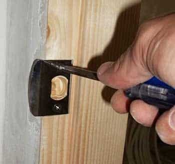 Comment installer indépendamment un loquet dans une porte intérieure: une instruction étape par étape avec une photo