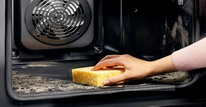 Comment nettoyer rapidement la grille du four avec une éponge avancée