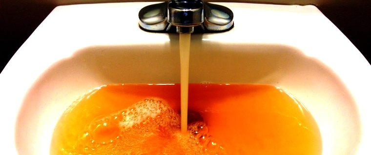 Nous fabriquons un filtre à eau de nos propres mains pour nettoyer l'eau des puits et des forages