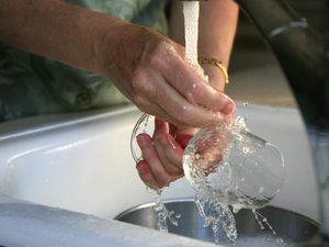 5 règles pour un lavage doux et de haute qualité des plats en cristal