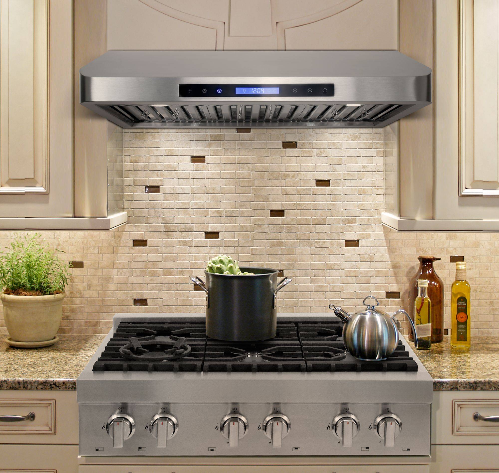 Installer une hotte inclinée dans la cuisine : règles et astuces