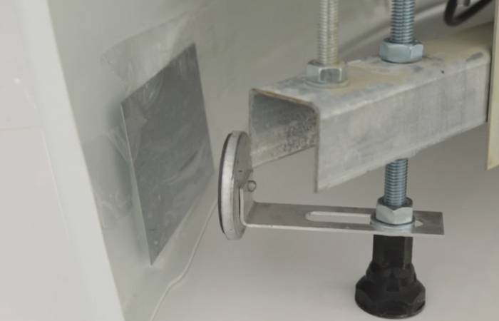 Écran coulissant sous la baignoire: instructions étape par étape pour assembler la conception d'usine + conseils pour les artisans