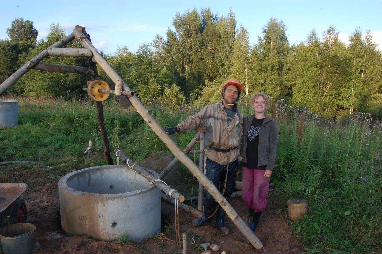Construction pas à pas d'un toit et d'une maison pour un puits