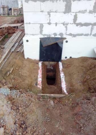 La pente du tuyau de drainage: calculs, normes et caractéristiques de l'installation du drainage sur une pente