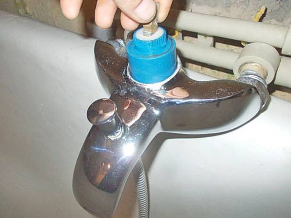 Réparation de robinet de bain à levier unique à faire soi-même