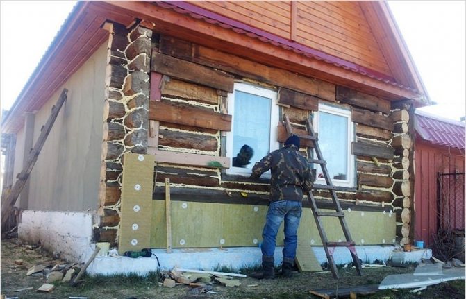 Isolation d'une maison en bois de l'intérieur et de l'extérieur avec de la mousse