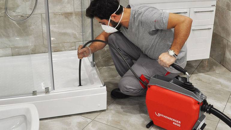 Comment éliminer un blocage dans l'évier: comment et avec quoi percer une zone bouchée dans le pipeline