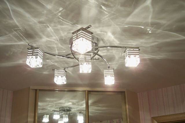 Assemblage et installation d'un lustre: instructions détaillées pour l'installation et la connexion de vos propres mains