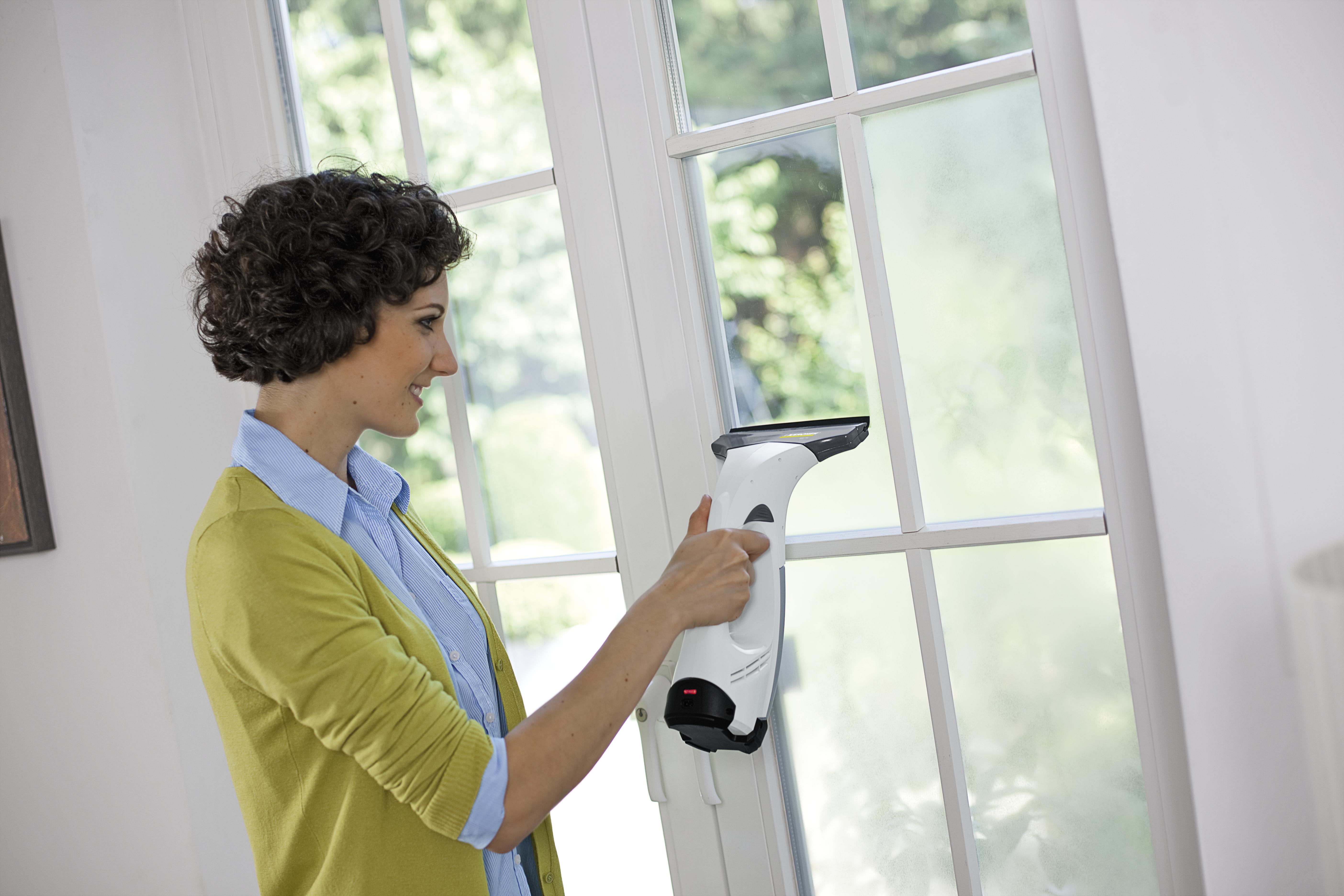 Lave-vitres : caractéristiques des robots aspirateurs et des lave-vitres conventionnels. Comment choisir un nettoyeur de vitres ?