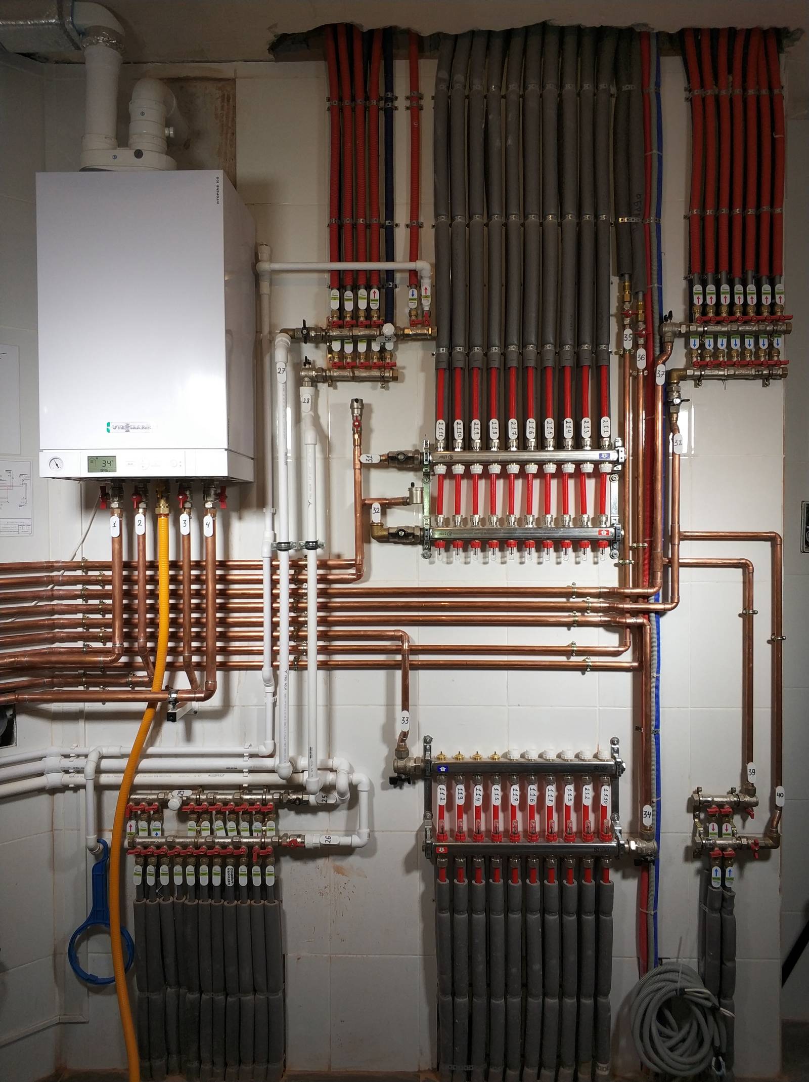 Nous attachons une chaudière de chauffage avec du polypropylène, sol et mur, schémas et vidéos