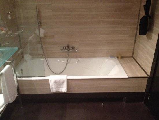 Salle de bain en panneaux plastiques : types de panneaux + petit guide de finition