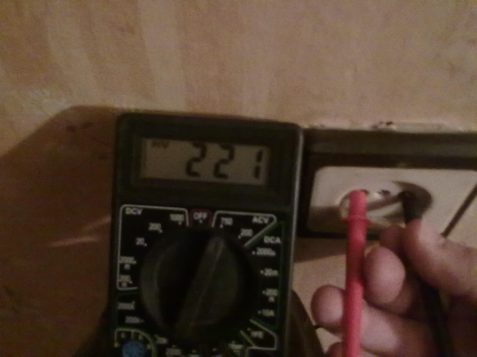 Comment tester une prise avec un multimètre