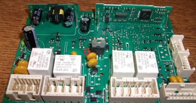 Réparation de machine à laver Indesit à faire soi-même: un aperçu des défauts courants et comment les réparer