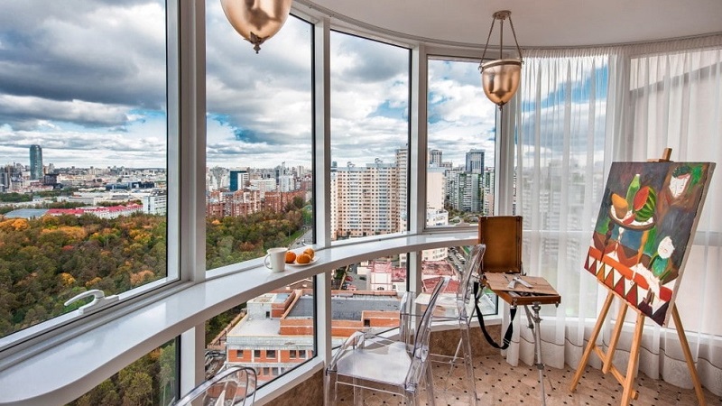 Vitres teintées sur le balcon: types de films, critères de sélection et caractéristiques d'installation