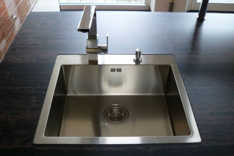 Comment encastrer un évier dans un plan de travail - un guide pour les débutants, comment l'encastrer correctement !