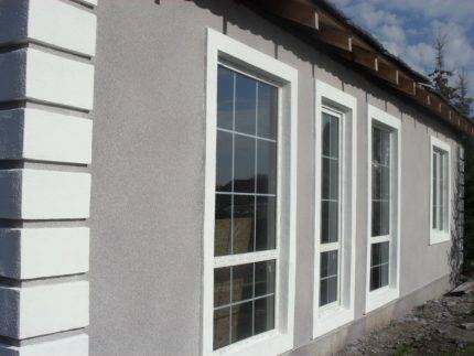 Comment recouvrir une maison en bois de l'extérieur: les meilleurs types de matériaux et leurs technologies d'installation