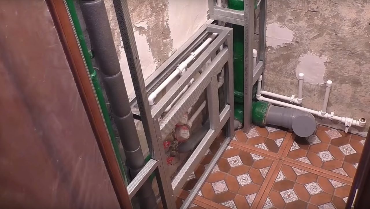 Nous cachons indépendamment le tuyau dans la salle de bain