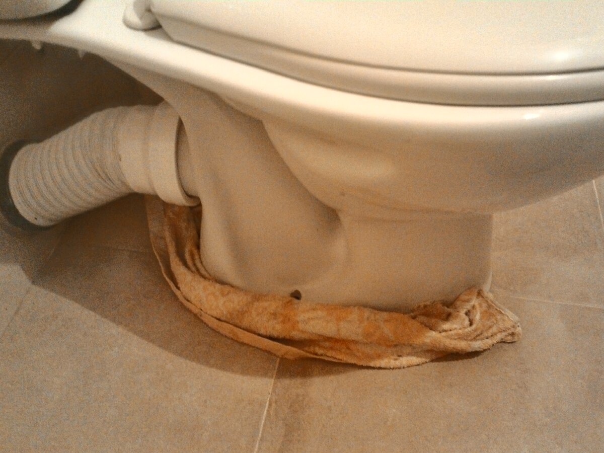 Le réservoir des toilettes fuit : que faire si une fuite est détectée