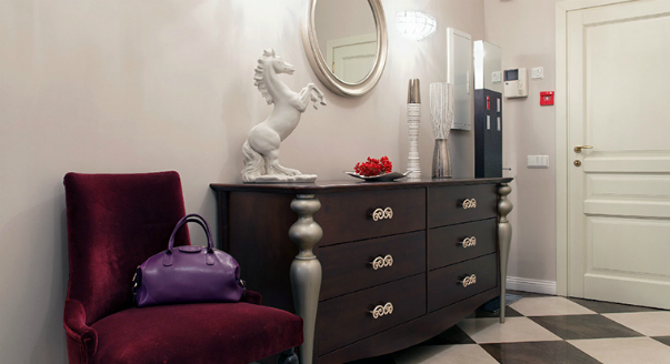 On masque le bouclier dans le couloir : comment se cacher sans déranger l'intérieur