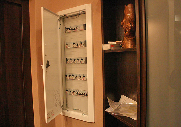 On masque le bouclier dans le couloir : comment se cacher sans déranger l'intérieur