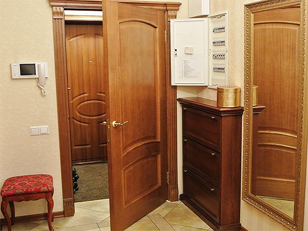 On masque le bouclier dans le couloir : comment se cacher sans déranger l'intérieur