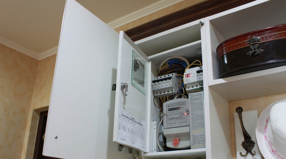 On masque le bouclier dans le couloir : comment se cacher sans déranger l'intérieur