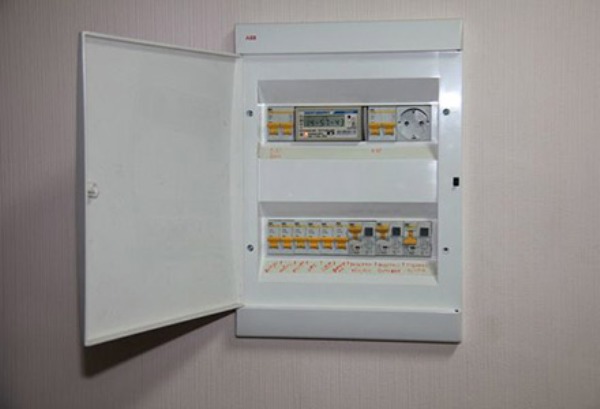 On masque le bouclier dans le couloir : comment se cacher sans déranger l'intérieur