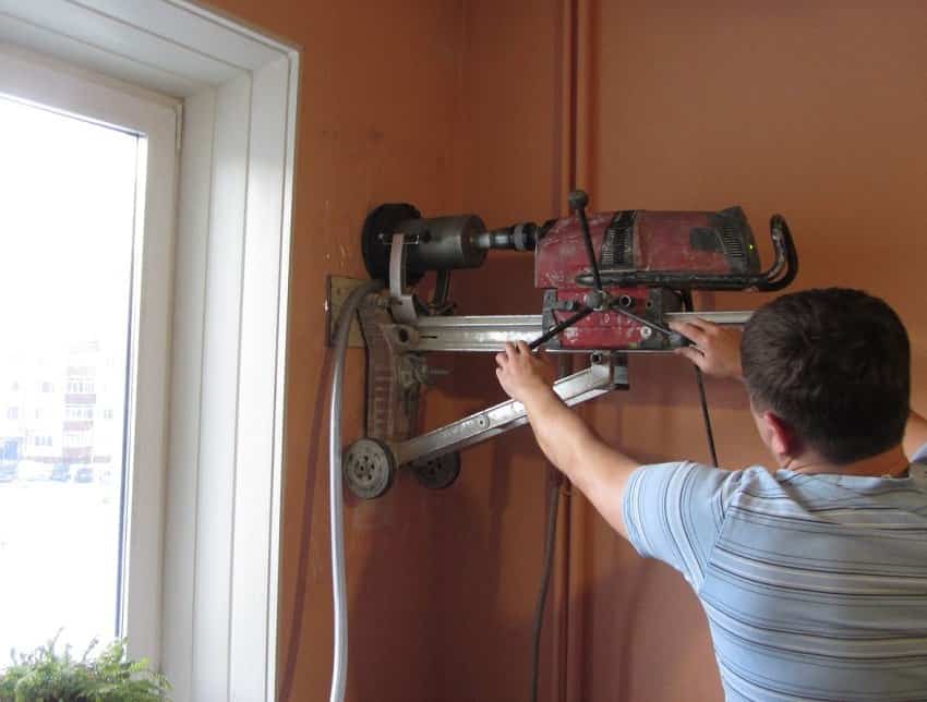 Ventilation par aspiration à travers le mur d'une maison privée: dispositif et principe de fonctionnement